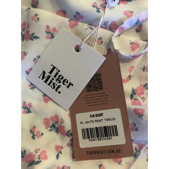 New XL Floral Mini Skirt from Tiger Mist Floral - Picture 6 of 6